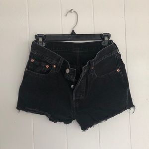 LEVI’S 501 black cutoff jeans